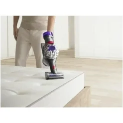Dyson V8