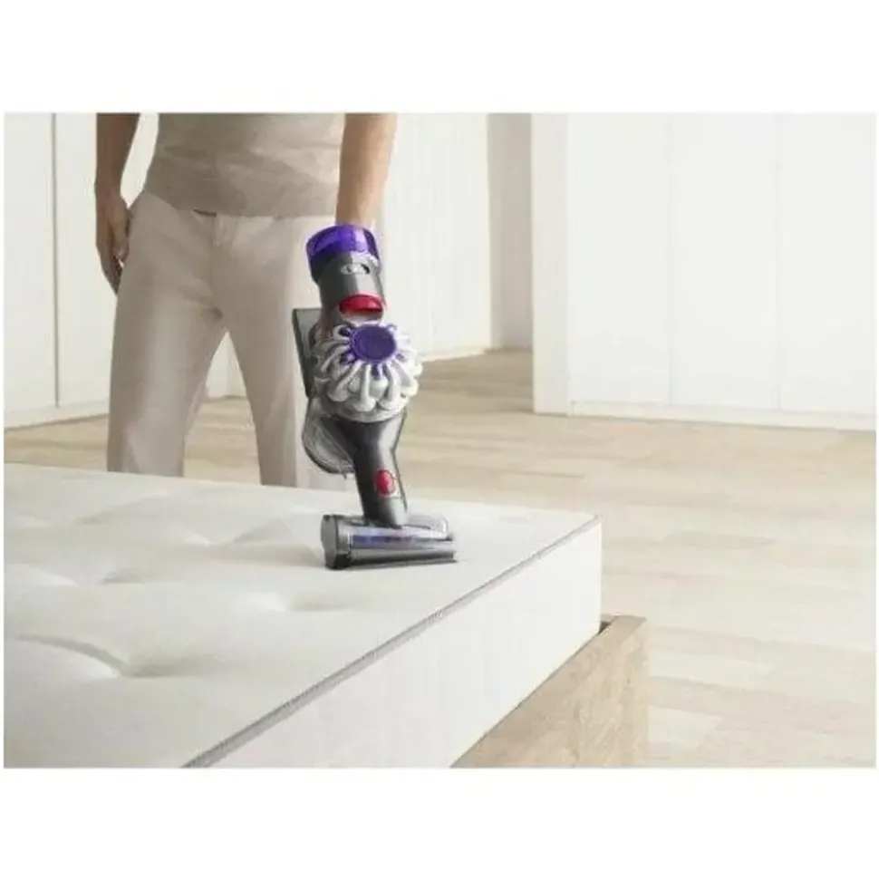 Dyson V8