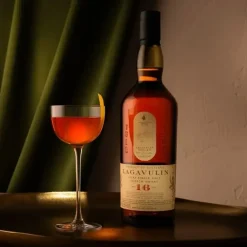 Lagavulin 16 Years Old Islay Single Malt Scotch 43% vol 0,7 l Geschenkbox
